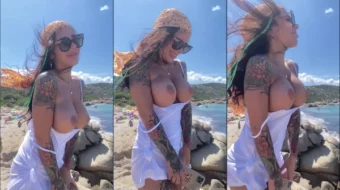 Mira Alex Mucci se graba con las tetas al aire en un momento íntimo en la playa