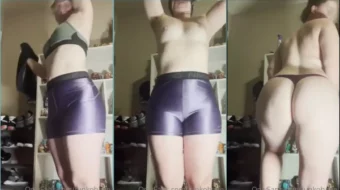 Mostrando su mejor perfil, Funkobabe expone su derriere revelando encantos traseros