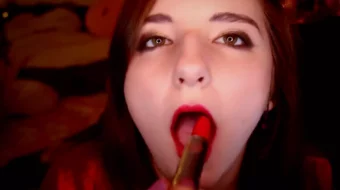 Se filtró un video de AftynRose ASMR con lápiz labial rojo y zapatos, donde aparece desnuda