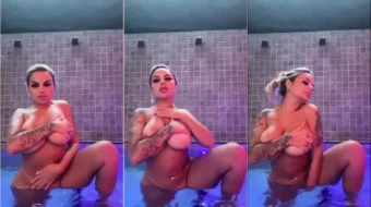 Tamara Blanda, de carácter travieso, se encuentra sin ropa en la piscina acariciando su intimidad