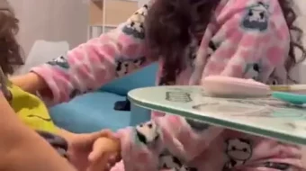 Amigos divirtiéndose juntos, tocándose y teniendo mucha satisfacción juntos