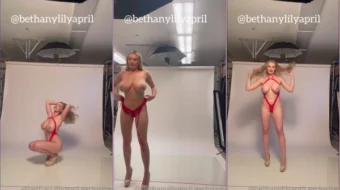 Bethanylilyapril, una rubia atractiva, exhibe sus pezones mientras posa para una fotografía luciendo un bikini rojo
