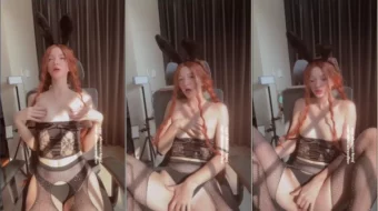 Con las piernas separadas, Little Alice, una gatita ninfómana con un coño y unos pezones rosados, estaba sentada