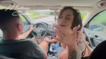 Conduciendo rápido mientras la chica hace una buena mamada
