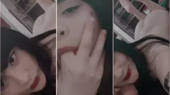 Diosa Luna Uchiha se encuentra sin ropa en la cama con la lengua asomando