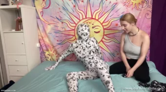 Dos chicas de estilo hippie Sashaandbaby desnudándose y mostrándolo todo mientras se divierten juntas