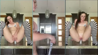 Kiraslaps utilizando un juguete sexual en un vídeo de Onlyfans