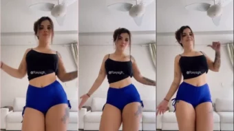 La atractiva joven Ray Lacerda se movía con gracia mientras lucía unos ajustados shorts