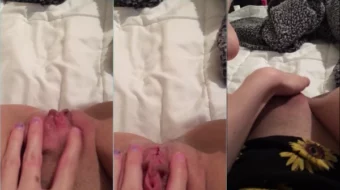 La niña Littlerabbitro estaba tumbada con las piernas abiertas, tocándose y divirtiéndose sola