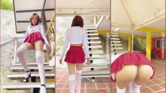 La putita de Onlyfans Coralineros viste falda corta y sin bragas, mostrando su culo y su coño