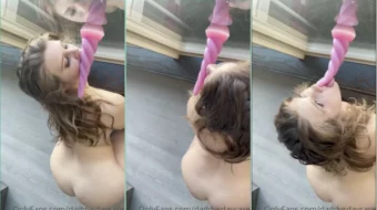 La zorra sin ropa, Daddysdaycare, se inclina y empieza a deleitarse mamando el juguete de goma