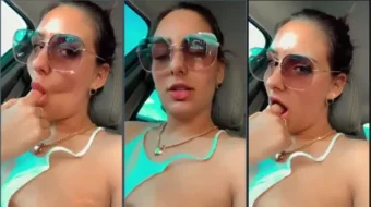 Mariana Casaroto mostrando toda su sensualidad en el auto