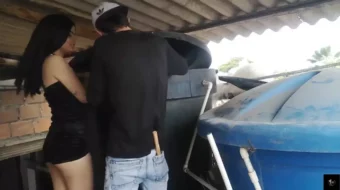 Mira esta escena de la flaquita jugando con el fontanero en el tejado