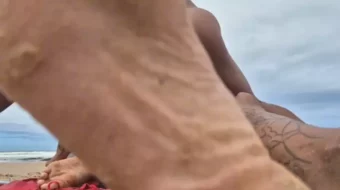 Mujer con curvas practica DP en la playa con su esposo y su compañero