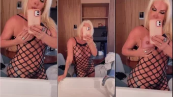 Rosana Menezes luce sus pechos implantados sin ropa frente al espejo