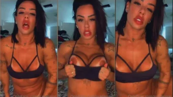 Sue Lasmar se sensualiza, masajeándose las tetas y el coño con muchas ganas