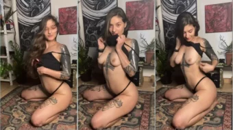 Svetlanna seductora en ropa interior exhibiendo su busto