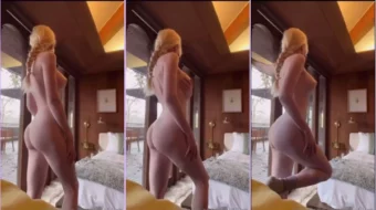 Totalmente descubierta, la traviesa Msfiire muestra sus bellos senos repletos y firmes junto a su prominente trasero