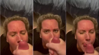 Una mujer casada expuesta en línea recibiendo eyaculación facial de su jefe