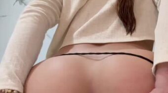 Valens Rodriguez ardiente se da placer con un juguete sexual.