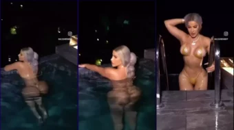 Alexandra causando sensación con su llamativo bikini, insinuando sin llegar a mostrarlo todo