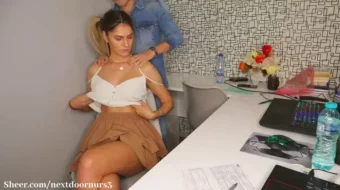 Descubierta mujer casada permitiendo que su jefe acaricie sus hermosos pechos