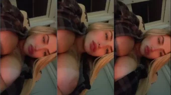 Julia Govea sin ropa apretando sus pezones con expresión pícara