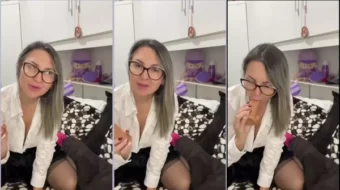 La maestra Carla practicando sexo oral con un consolador con expresión provocativa