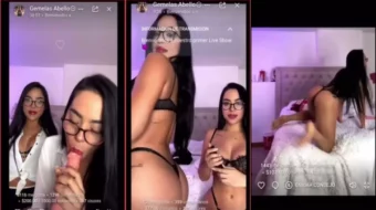 Las Gemelas Abello utilizando un juguete sexual en una transmisión en vivo