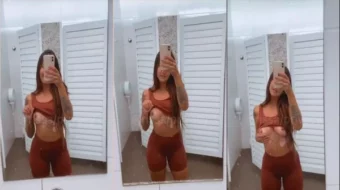 Rissa exhibiendo su pecho natural en el área de duchas del centro deportivo