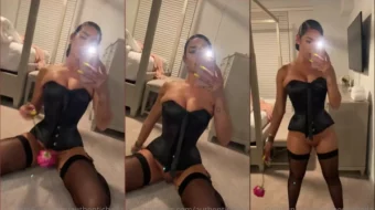 Selfie filtrado del video en OnlyFans de Authenticbella con un corsé sin ropa