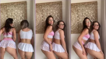 Sissa twerkeando en una falda corta junto a su atractiva madre