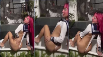Video de Belle Belinha mostrando todo su encanto desde una posición peculiar en la bañera