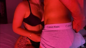 Video filtrado de Lilith Cavaliere mostrando sus grandes senos y lamiendo sus dedos