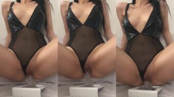 Sarah Leone Evenplacer deleitándose con un juguete erótico