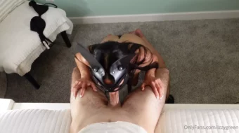 video filtrado de Isi usando un traje de látex negro y verde imitando a un conejo feciasexologico