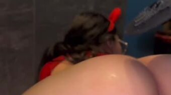Paolasuarezwild con atuendo de diablita manteniendo relaciones sexuales