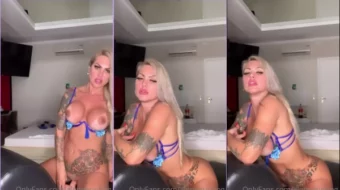 Alessandra Negrinho grabó un video casero tocándose en el sillón