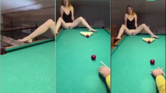 Chica rubia y flaca que lleva piscina del coño