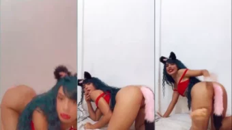 El video casero muestra el rosa real real en cuatro usando un enchufe anal con cola