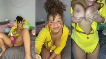 Gia Gold goza con un vibrador de color rosa en su buceta en el clip casero