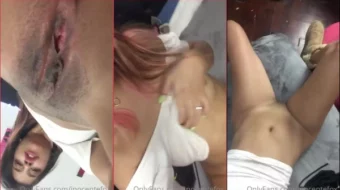Innocentofox Lordete mostrando su coño con el pelo cercano