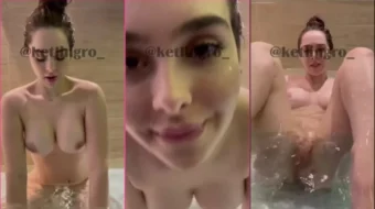 Jovencita desnuda de grandes pechos disfrutando de un momento en la bañera tocándose
