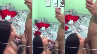 Jovencita grabando sexo oral casero mientras chupa pollas delante del espejo