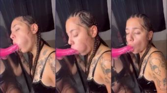 Justinxo en acción ... haciendo un sensual oral en un juguete para adultos, ¡para ser más atractivo