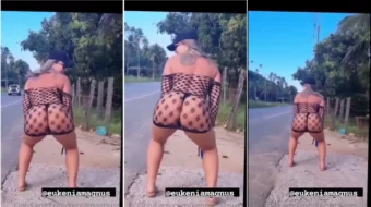 Kenia Magnus luciendo el baile estilo funk con sus braguitas bien definidas en la calle