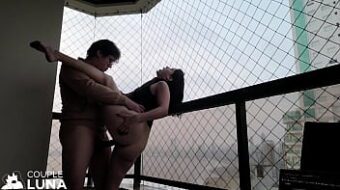 Mujer desnuda chupando polla y dando la vagina