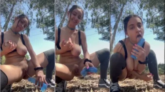 Mujer tetona es captada en vídeo casero masturbándose al aire libre y luego chupando un consolador en medio del bosque