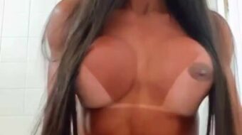 Video de la hermosa peladão masturbándose solo de una manera sensual y emocionante