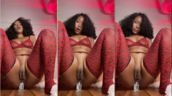 Video de Naomi de OnlyFans saltando encima de un consolador en su trasero